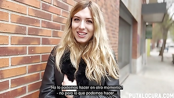 Adorable rubita es seducida en la calle con dinero para hacer sexo