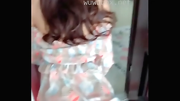 和淫荡的女友打开门做爱