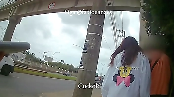 Desafio corno! Hotwife tímida entrando com Negão no café como namoradinhos e o corno do lado. Legendado BBC