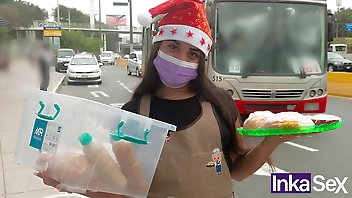 A vísperas de navidad, latina ambulante recibe su pedazo de carne