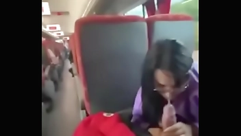Se la chupo y cogemos en el bus