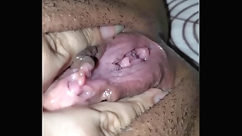 MI COÑO ESTA CREMOSO, MIRA MI INCREIBLE ORGASMO. (VIDEO VERTICAL 1080P.)