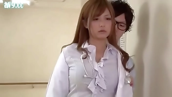 Patient plays against female doctor