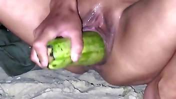 Порно на природе. В гостях в городе Волгограде Кристина вставила в свою большую киску кабачок и купалась с ним в реке. сидя на песчаном пляже она трахнула писю кулаком и села на большую игрушку.