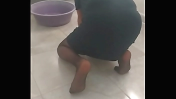 Türbanlı üvey annem seksi çorabıyla yerleri siliyor türk ifşa