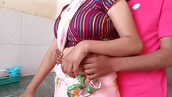 देसी भाभी किचन काम कर रही तभी उसका लड़का आया और चोद दिया ! गन्दी आवाज के साथ