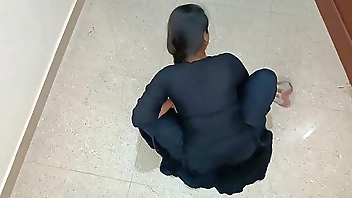 नौकरानी को चोदा टांग उठा उठा कर