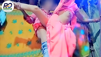 गांव कि परोसी भाभी और देवर कि साथ चुदाई घोड़ी असटैल में सारी उठाके और टांग को चुदाई हिन्दी आवाज में रोबोपलस