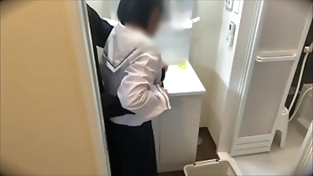 友達の家に泊まりに行って朝起きて顔洗おうと思ったら友達のいも◯との着替えをみてしまいムラムラして後ろからハグしたらノリ気だったので手マン・クンニ・フェラ・バックしてやった。