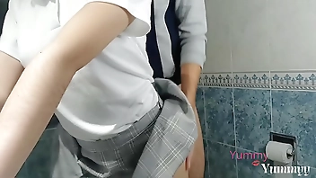 Me invita a la casa de sus abuelos después de clases y mes follo en su baño, me cojo a mi compañera en el baño de sus abuelos mientras ellos comen