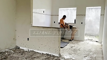 foi apanhada por um trabalhador na construção se masturbando foi uma loucura,ele fudeu todinha até o cu foi arrombado.MARCIO BAIANO