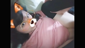 Pequeña y tierna chica follada de patas abiertas