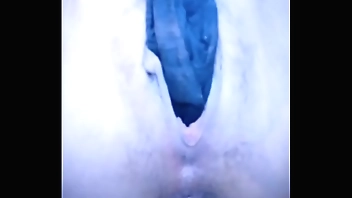 卑微母狗听从主人要求把内裤塞进骚逼后不情愿的拿出来