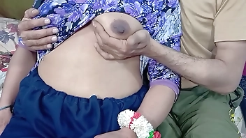 भारतीय सौतेली बहन खुशी में कराह रही थी क्योंकि उसके स्तन दबाए गए थे और बिल्ली उसके सौतेले भाई द्वारा कठिन गड़बड़ थी