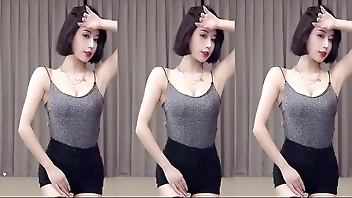 斗鱼 小深深儿  晃动的太厉害，小背心都快掉了