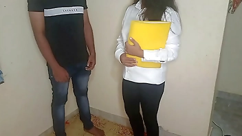 सैलरी बढ़वाने के लिए सेक्रेटरी बॉस से ऑफिस ऑफिस बाथरूम में चुदी ! डर्टी हिंदी आवाज में