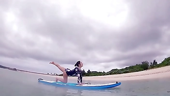 海冲浪板上的瑜伽