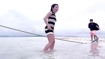 带迷你裙子浮潜