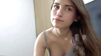 invito a mi timida hermanastra a jugar para poder follarmela duro y correrme en su culo-mejores momentos