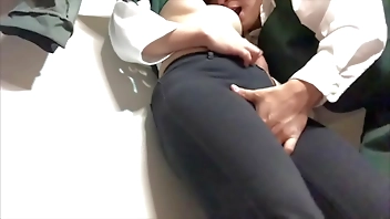 【人妻】クローゼットの中でス◯バ店員人妻が店長にハメられてイキまくる。