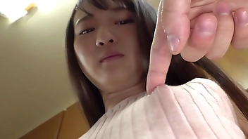 まさかノーブラ！？無防備な貧乳美○女がコリコリに勃った乳首を服越しに露わにする姿に興奮してしまい…【パート2】