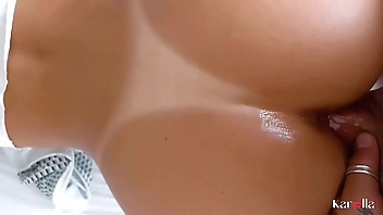 Anal!? A morena gostosa latina estava limpando o espelho e no final liberou o cuzinho! - www.karolla.com.br