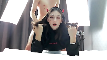 Дьяволица Трахается и Сосет на Хэллоуин! Большая Порция Кончи Внутрь её Киски