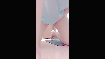 【素人】生◯前になるとオナニーしてしまう彼氏が居ない色白大◯生。