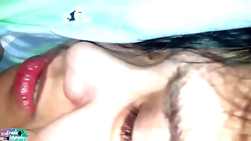 Hermosa mujer gime delicioso pero en silencio para que no la escuchen los de la habitacion de a lado