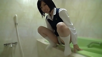 「中３がはじめてオシッコ見せます…」優等生処女が溢れさせた大量ションベン