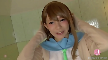 [HentaiCosplay] Even though she's in a high sch●ol student cosplay in neat and innocent love, happily giving a devilishly erotic blowjob!