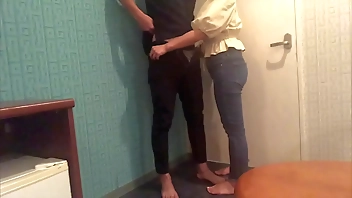 【素人】自宅に帰ってお互いに我慢できずに玄関でヤりまくるカップル。