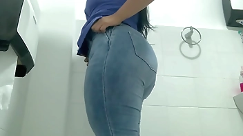 HIDDEN CAMERA IN THE BATHROOM AT WORK RECORDS THE BOSS'S STEPDAUGHTER URINATING (BIG ASS, SPY. BIG TITS, URINATING, LATINA)