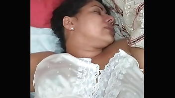 Mulher Indiana enfiando pau gigante na garganta e levando socadas estocadas forte na buceta