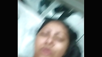 Esfolando a buceta da esposa Indiana com um pau monstruoso