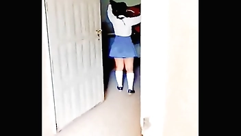 Me Cojo a Escondidas a una Estudiante en el Baño del Colegio