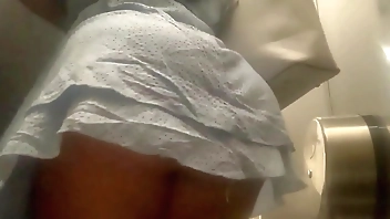 CAMARA OCULTA EN BAÑO PUBLICO DE AEROPUERTO