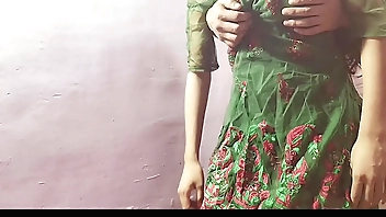 अकेली लड़की अपने यार के साथ मस्ती करते हुए पकड़ी गहीं