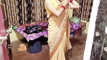 भाभी ने पीला साड़ी पहनकर क्या कमाल कर दिया और मुझे लेकर सीडी पर चोदने को कहा