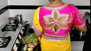 कोमल किचन मे देवर से चुद रही थी सास मार्केट गई थी
