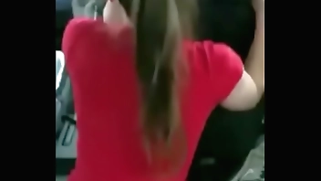 Cogiendo amiga chaparrita en el carro