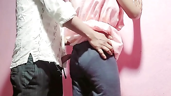 देसी लड़की को देवर ने अपना पानी गिराकर चोदा