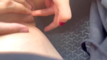 Le doy dedo a la conductora del Uber en una vía transitada