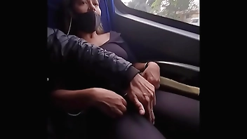 Pedi para um desconhecido tocar uma siririca dentro do onibus para mim ! / Mari e Chell /