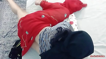 सुरक्षा कैमरे की वजह से मेरी सौतेली बहन का सच सामने आया और वह मेरे दोस्त के साथ हिजाब में सेक्स करते हुए पकड़ी गई