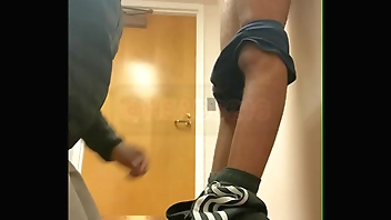 DL GUY SUCKED IN BATHROOM