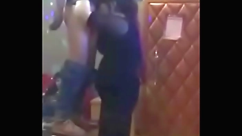 儿子和熟女母亲ktv做爱