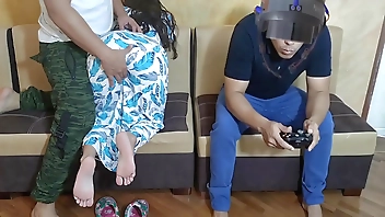 Espero que mi Novio se ponga a jugar Juegos de Realidad Virtual para Engañarlo con su Mejor Amigo que Tiene la Polla mas Grande Ntr Jav