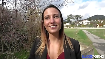 Pam, sexy et gourmande, veut deux bites pour une bonne double