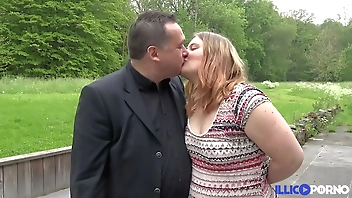 Manon veut que son mari et un inconnu lui baise bien le cul